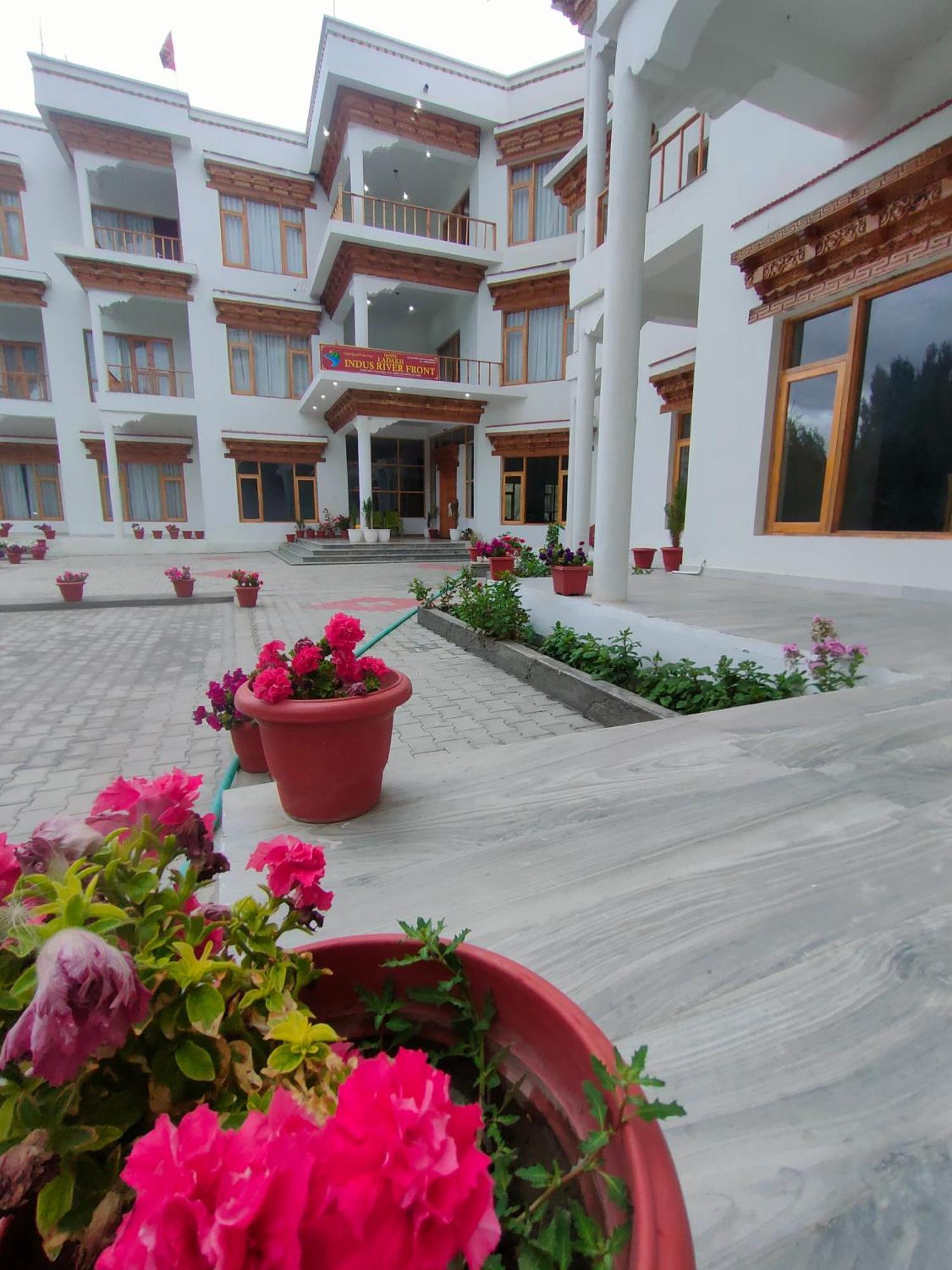 Hotel Ladakh Indus River Front 레 외부 사진